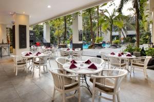 Veitingastaður eða matsölustaður á Kimaya Sudirman Yogyakarta by Harris