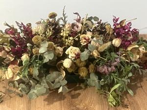 - un bouquet de fleurs sur une table en bois dans l'établissement Capricho Lostal, à Saragosse
