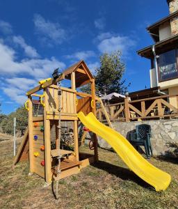 un set di giochi in legno con scivolo e slideplan di Divna Guest House a Dospat