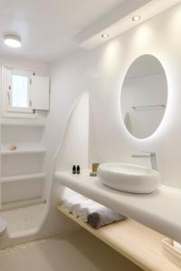 埃利亞海灘的住宿－MYKONOS 4 BEDROOM POOL VILLA，白色的浴室设有水槽和镜子