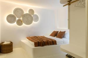 埃利亞海灘的住宿－MYKONOS 4 BEDROOM POOL VILLA，卧室配有一张挂在墙上的带板子的床