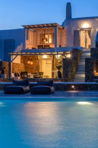 埃利亞海灘的住宿－MYKONOS 4 BEDROOM POOL VILLA，夜间带游泳池的别墅