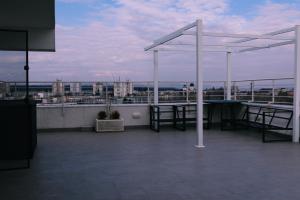 balcón con mesa y vistas a la ciudad en Fantastic view en Piteşti