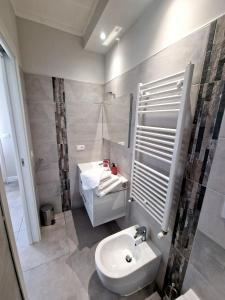 ein Badezimmer mit einem weißen WC und einem Waschbecken in der Unterkunft Il Filo Rosso in LʼAquila