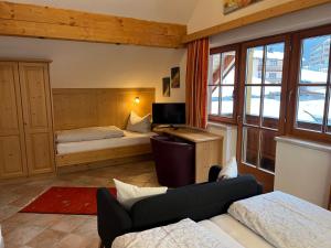 Habitación con 2 camas y sofá. en Gafluna, en Sankt Anton am Arlberg