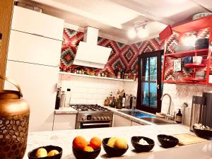 a kitchen with bowls of fruit on a counter at Woods House in La Calamine