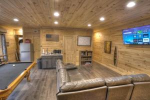 een woonkamer met een pooltafel en een tv bij Luxury Cabin Sleeps 8 with creekside fire pit near Helen GA in Cleveland