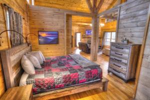 um quarto com uma cama num chalé de madeira em Luxury Cabin Sleeps 8 with creekside fire pit near Helen GA em Cleveland