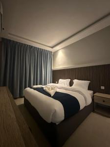 Una cama o camas en una habitación de Aladnan hotel