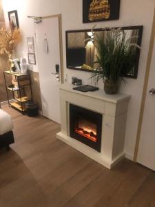 a living room with a fireplace in a room at Hotel de Keizerskroon Hoorn in Hoorn