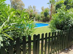 a wooden fence next to a swimming pool at Hotel Restaurante Las Buitreras in El Colmenar