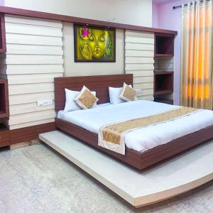 1 dormitorio con 1 cama grande en una habitación en pool loft en Jaipur