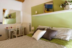 מיטה או מיטות בחדר ב-Dentro Le Mura