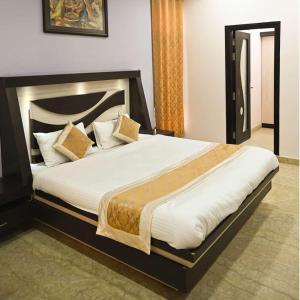 1 dormitorio con 1 cama grande en una habitación en pool loft, en Jaipur