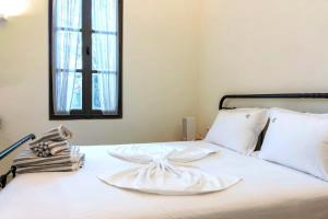 Säng eller sängar i ett rum på Samos Serenity - Classic Retreat near the beach