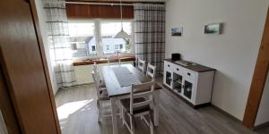 a kitchen with a table and chairs in a room at Ankes Ferienwohnung in Bad Bederkesa