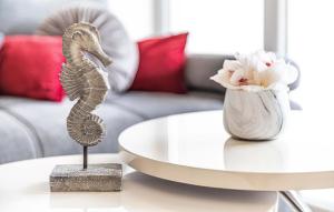- une statue d'un cheval de mer sur une table dans le salon dans l'établissement 3 Bedroom Cozy Apartment In Marina, à Marina