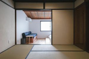 Habitación con puerta que da a una sala de estar. en DENIM HOUSE BON en Kurashiki