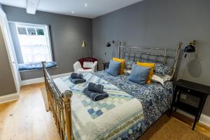 um quarto com uma cama com almofadas azuis em DUNDAS COTTAGE - Beautiful Spacious 3 Bed Cottage in Richmond, North Yorkshire em Richmond