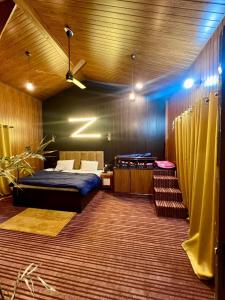 una camera con un letto e scale di The Sunrise Villa Homestay a Rishikesh