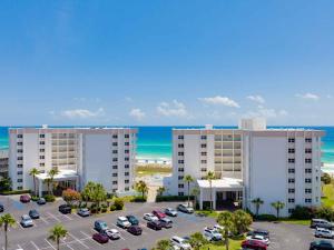 uma vista aérea de um hotel com estacionamento em Regency Towers 808 West em Pensacola Beach