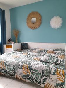 Un pat sau paturi într-o cameră la Studio centre ville - La plage à 1 minute
