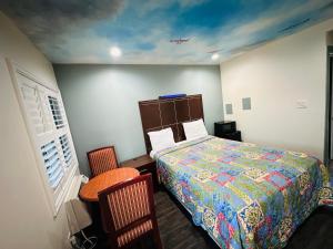 Cozy motel tesisinde bir odada yatak veya yataklar