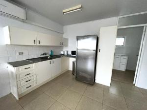 Kuchyň nebo kuchyňský kout v ubytování Browns Broadbeach