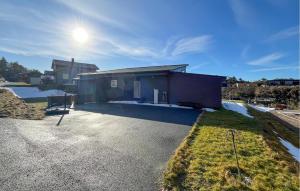 una pequeña casa al lado de un cuerpo de agua en Beautiful Home In Lindesnes With Wi-fi, en Svinøy