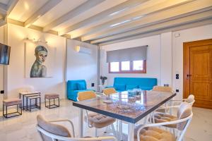 a dining room with a table and chairs at Èmar Corfu in Arillas