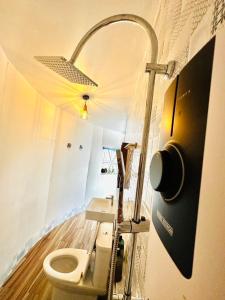 un baño con inodoro y lavabo en Hello Banchuen Beach, en Ban Nong Wiwat 56 fotos más