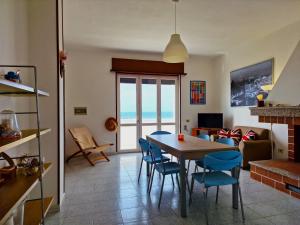 A television and/or entertainment centre at Casa Vacanza Maria Fronte mare