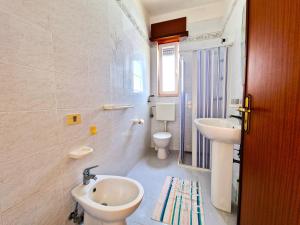 A bathroom at Casa Vacanza Maria Fronte mare Még 33 kép