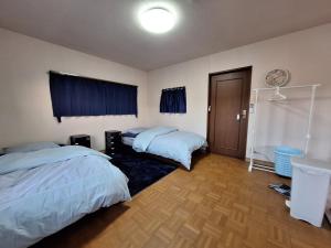 Un pat sau paturi într-o cameră la guesthouse ONAKA