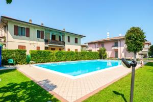 a swimming pool in a yard next to a house at Moretto 10 - con piscina e WiFi in Sirmione