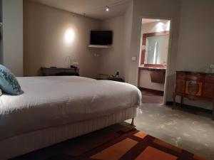 Postel nebo postele na pokoji v ubytování Logis Hôtel Les Pages