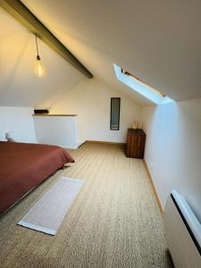 - une chambre avec un lit et un bureau dans l'établissement Petite Demeure, à Paray-le-Monial