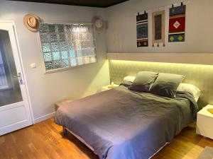 een slaapkamer met een bed en een raam bij L'Olivier in Aix-les-Bains