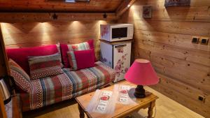 sala de estar con sofá y microondas en Comme à la maison, chambres au calme en Verrens-Arvey
