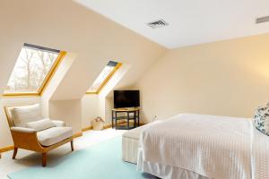 Un pat sau paturi într-o cameră la Hidden Gem Hideaway