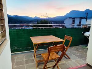 a wooden table and two chairs on a balcony at Ca La Perla in Albalat de Taronchers