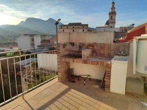 balkon z kuchenką na dachu budynku w obiekcie Ca La Perla w mieście Albalat de Taronchers