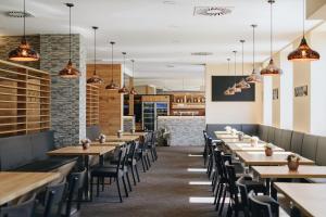 Reštaurácia alebo iné gastronomické zariadenie v ubytovaní Hotel Sněžné