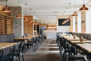 Reštaurácia alebo iné gastronomické zariadenie v ubytovaní Hotel Sněžné