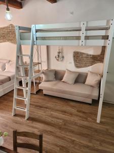 - un salon avec des lits superposés et un canapé dans l'établissement ANCORA GIGLIO home, à Giglio Porto