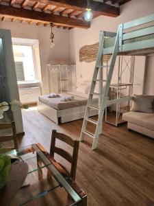 Cette chambre comprend 2 lits superposés et une table. dans l'établissement ANCORA GIGLIO home, à Giglio Porto