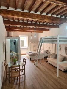 salon z łóżkiem piętrowym i stołem w obiekcie ANCORA GIGLIO home w mieście Giglio Porto