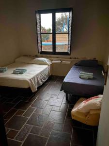 Katil atau katil-katil dalam bilik di casa rural en lanjarón