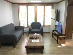 un soggiorno con divano e tavolino da caffè di Harry House a Gyeongju