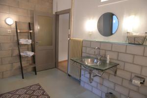 Bilik mandi di Albergo Diffuso Porrentruy